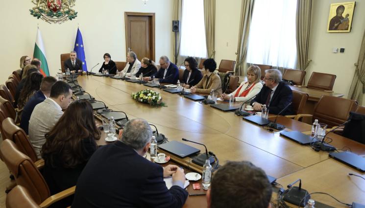 Гюров - Кабинетът готви мерки срещу кризата: Гюров обеща защита за хората и бизнеса