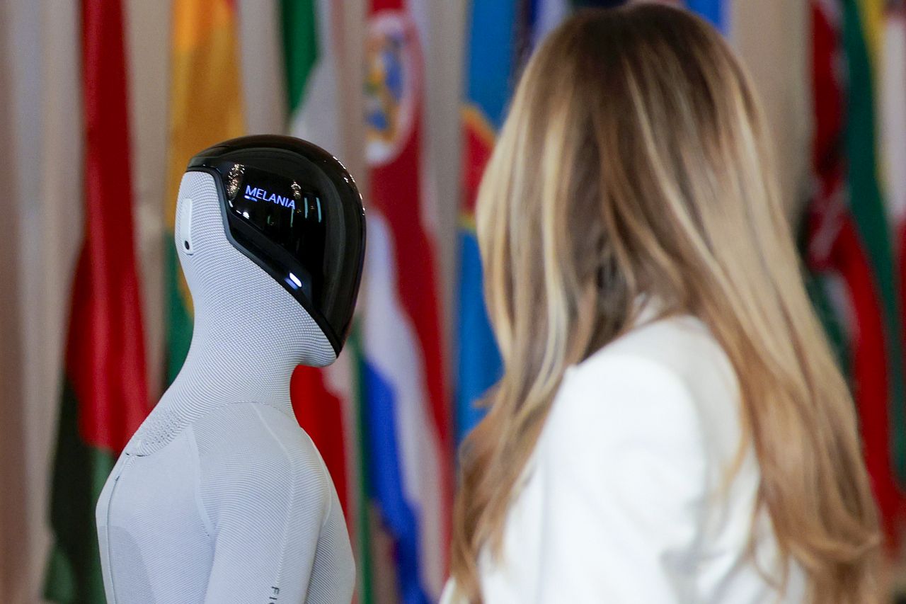 <p>Мелания Тръмп и хуманоидният робот Figure 03 демонстрират бъдещето на образованието, в което изкуственият интелект се превръща в персонален ментор по изкуство и наука.</p>