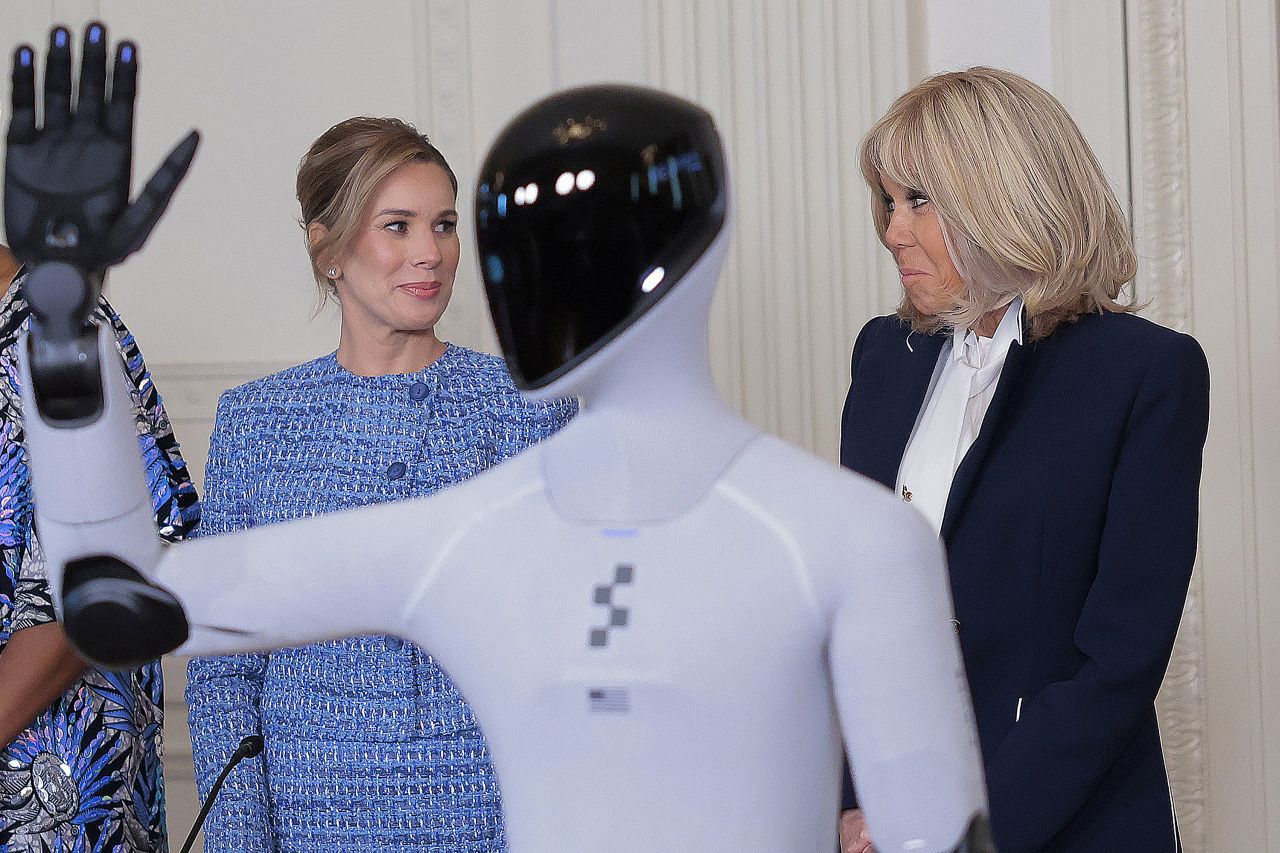 <p>Мелания Тръмп и хуманоидният робот Figure 03 демонстрират бъдещето на образованието, в което изкуственият интелект се превръща в персонален ментор по изкуство и наука.</p>