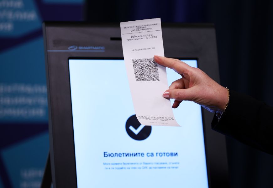 Представяне на образците на хартиена и електронна бюлетини (на снимката) за гласуване на предстоящите избори за народни представители на 19 април 2026 г. се провежда в ЦИК.