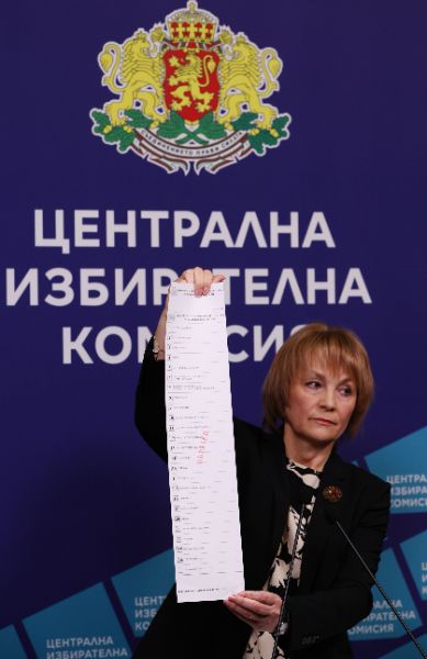 Представяне на образците на хартиена и електронна бюлетини (на снимката) за гласуване на предстоящите избори за народни представители на 19 април 2026 г. се провежда в ЦИК.