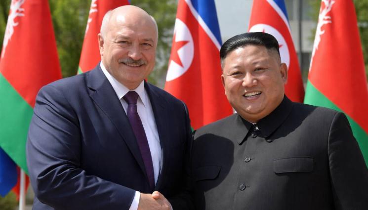 Лукашенко Ким - В СЛУЧАЙ, ЧЕ ВРАГЪТ ДОЙДЕ: Лукашенко подари автомат на Ким Чен Ун! (ВИДЕО)