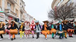 Пищно шествие по Главната улица по повод Международния ден на