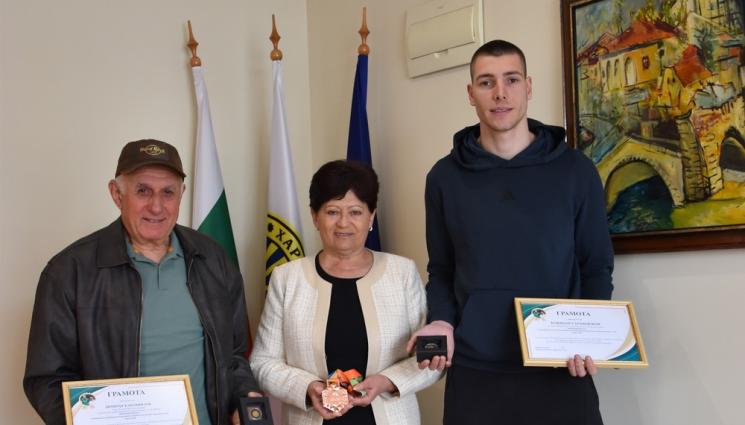 Божидар Саръбоюков - Божидар Саръбоюков и треньорът му Димитър Карамфилов получиха ценни награди