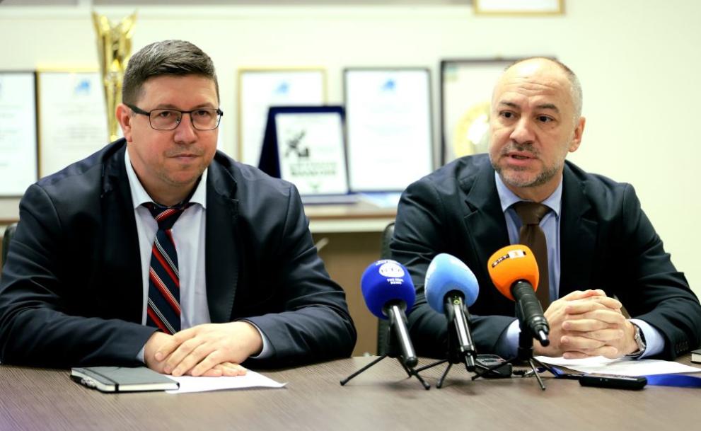 Зам.-директорът на ГДБОП старши комисар Емил Борисов (д) и директорът на дирекция в ДАНС Данчо Желев (л)