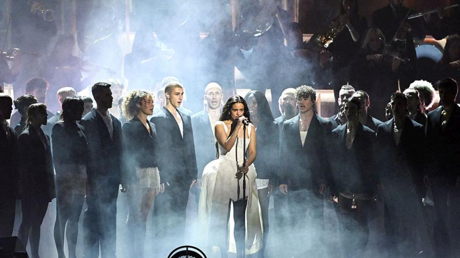 Росалия прекъсна концерт заради тежко хранително отравяне (ВИДЕО)