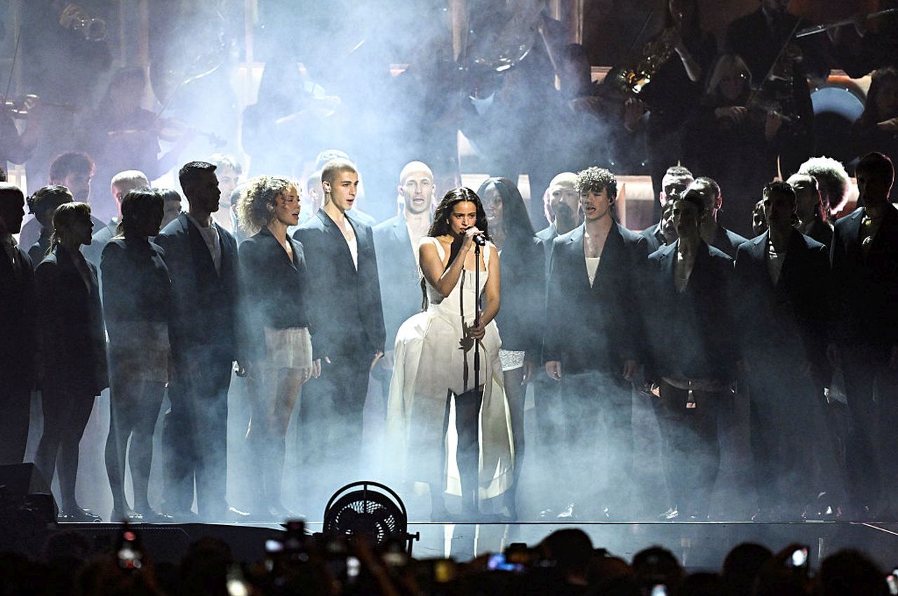 Росалия прекъсна концерт заради тежко хранително отравяне (ВИДЕО)