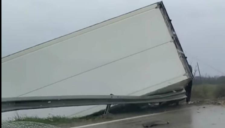 камионТир - Полски ТИР самокатастрофира и се обърна в района на с. Жеглица