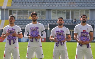 Иран отстъпи на Нигерия в контрола, футболистите показаха училищни чанти в знак на протест