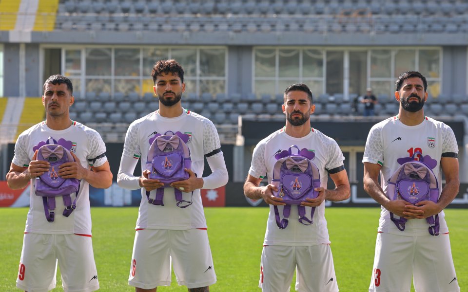 Иран отстъпи на Нигерия в контрола, футболистите показаха училищни чанти в знак на протест