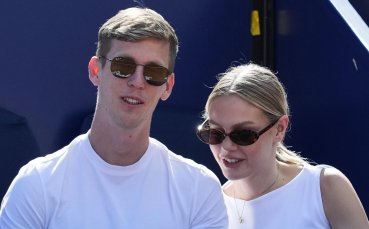 Гаджето на звезда на Барселона се снима по бельо и с друг мъж