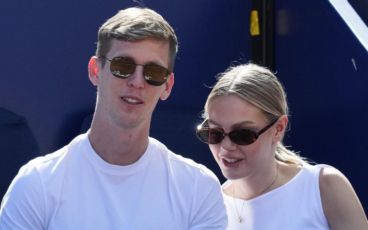 Гаджето на звезда на Барселона се снима по бельо и с друг мъж