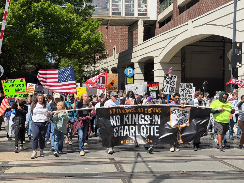 <p>Мащабни протести срещу администрацията на Тръмп се провеждат в редица градове в САЩ. Демонстрациите бележат третата вълна от митинги под надслов &bdquo;Без крале&ldquo; &ndash; инициатива, която в миналото е привличала милиони участници.</p>