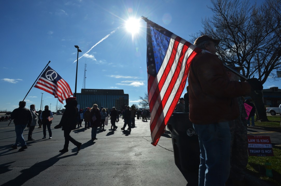 <p>Мащабни протести срещу администрацията на Тръмп се провеждат в редица градове в САЩ. Демонстрациите бележат третата вълна от митинги под надслов &bdquo;Без крале&ldquo; &ndash; инициатива, която в миналото е привличала милиони участници.</p>