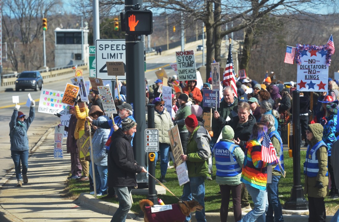 <p>Мащабни протести срещу администрацията на Тръмп се провеждат в редица градове в САЩ. Демонстрациите бележат третата вълна от митинги под надслов &bdquo;Без крале&ldquo; &ndash; инициатива, която в миналото е привличала милиони участници.</p>