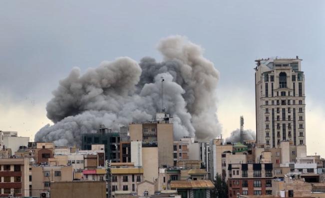 Серия от експлозии разтърсиха Техеран