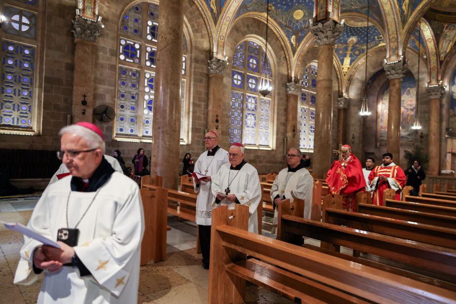 <p>Кардинал Пиербатиста Пицабала, латинският патриарх на Йерусалим, провежда молебен по случай Цветница в Йерусалим.</p>