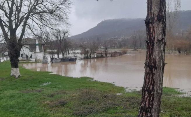 Преля река Черни Лом в село Априлово, наводнени са частни имоти, църквата и джамията