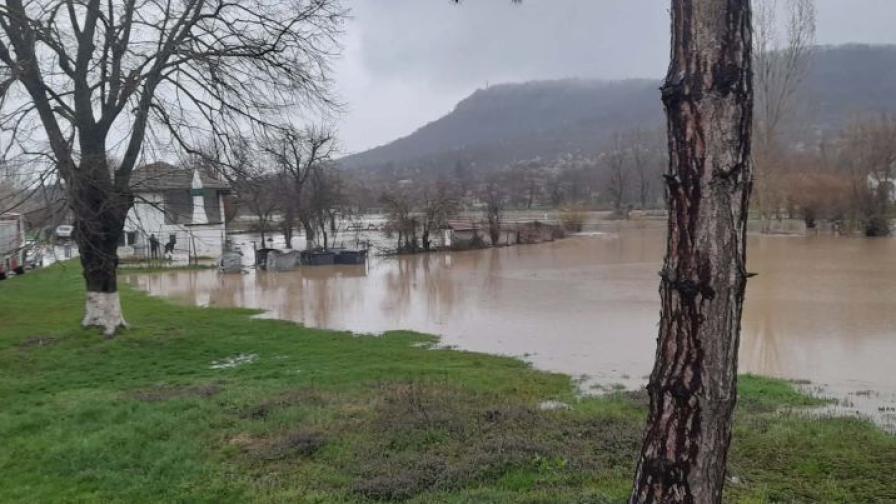 Преля река Черни Лом в село Априлово, наводнени са частни имоти, църквата и джамията