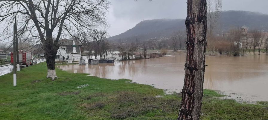 Преля река Черни Лом в село Априлово, наводнени са частни имоти, църквата и джамията