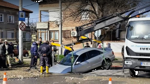 кола пропадна дупка