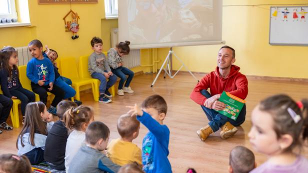 Ники Василковски се върна в детската градина