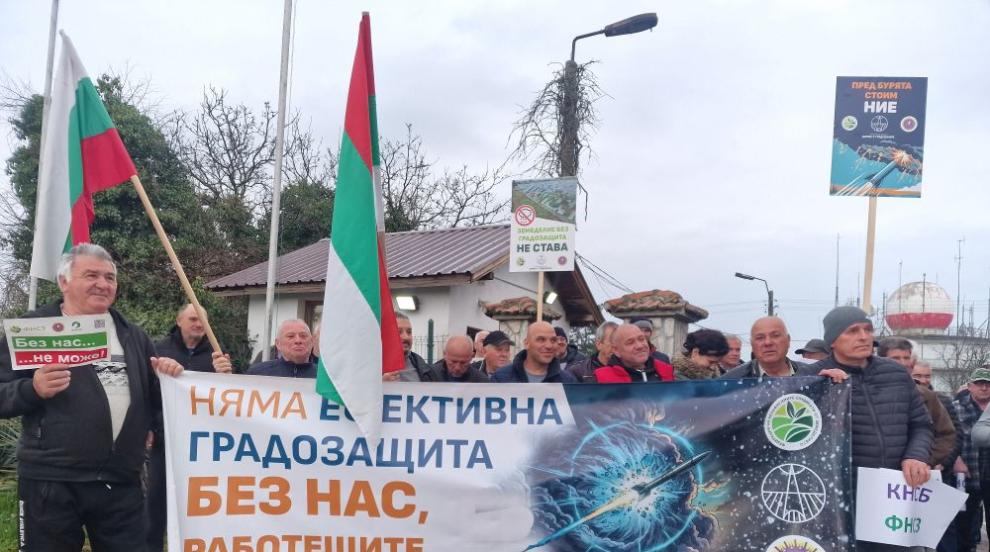 Служителите в Агенцията за борба с градушките спряха работа в знак на протест