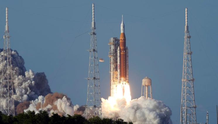 НАСА - Мисията до Луната потегли успешно