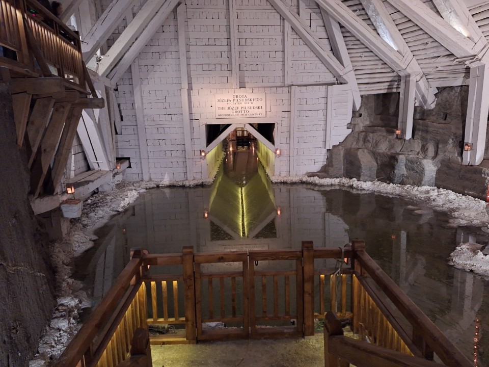 <p>Солната мина Величка край Краков, действала от XIII в. до 1996 г. , е уникален подземен град от сол в списъка на ЮНЕСКО. С над 300 км тунели и изящни параклиси , тя днес е прочута туристическа дестинация и лечебен санаториум.</p>