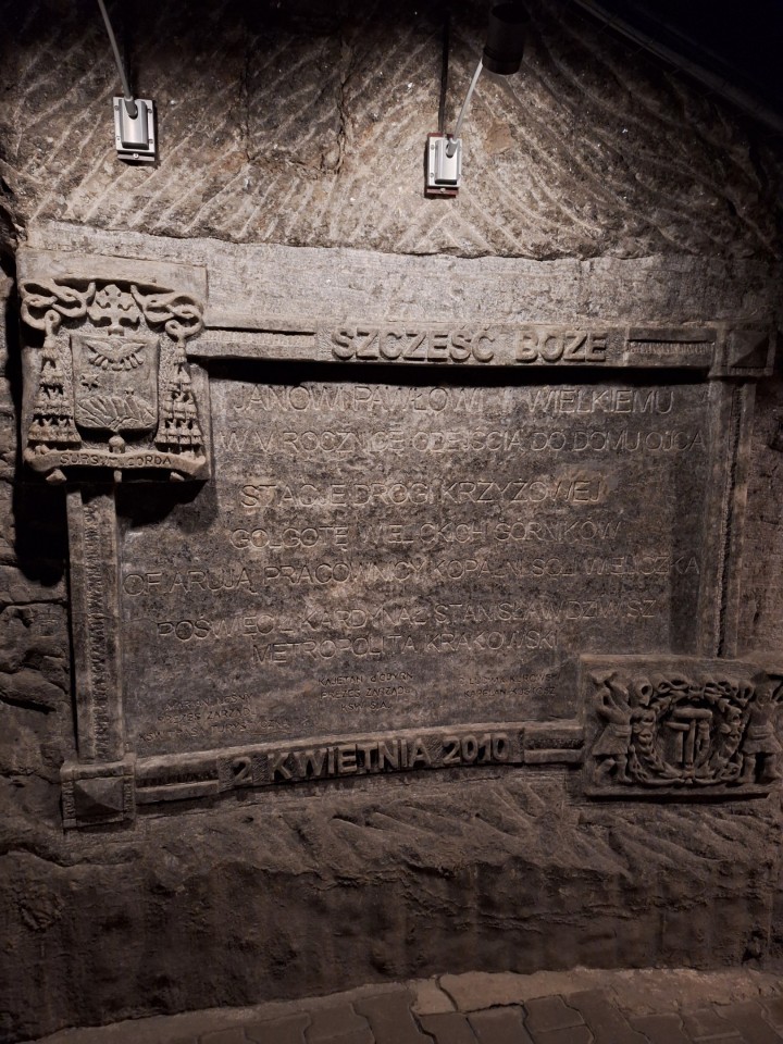 <p>Солната мина Величка край Краков, действала от XIII в. до 1996 г. , е уникален подземен град от сол в списъка на ЮНЕСКО. С над 300 км тунели и изящни параклиси , тя днес е прочута туристическа дестинация и лечебен санаториум.</p>