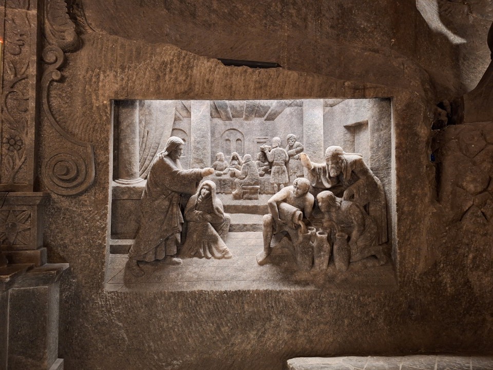 <p>Солната мина Величка край Краков, действала от XIII в. до 1996 г. , е уникален подземен град от сол в списъка на ЮНЕСКО. С над 300 км тунели и изящни параклиси , тя днес е прочута туристическа дестинация и лечебен санаториум.</p>