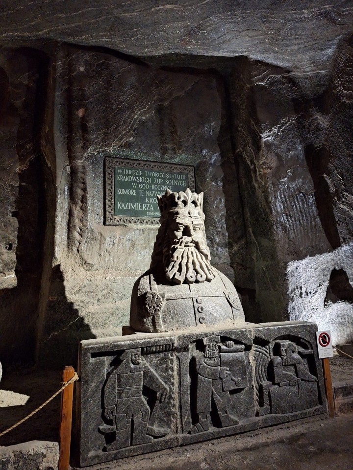 <p>Солната мина Величка край Краков, действала от XIII в. до 1996 г. , е уникален подземен град от сол в списъка на ЮНЕСКО. С над 300 км тунели и изящни параклиси , тя днес е прочута туристическа дестинация и лечебен санаториум.</p>