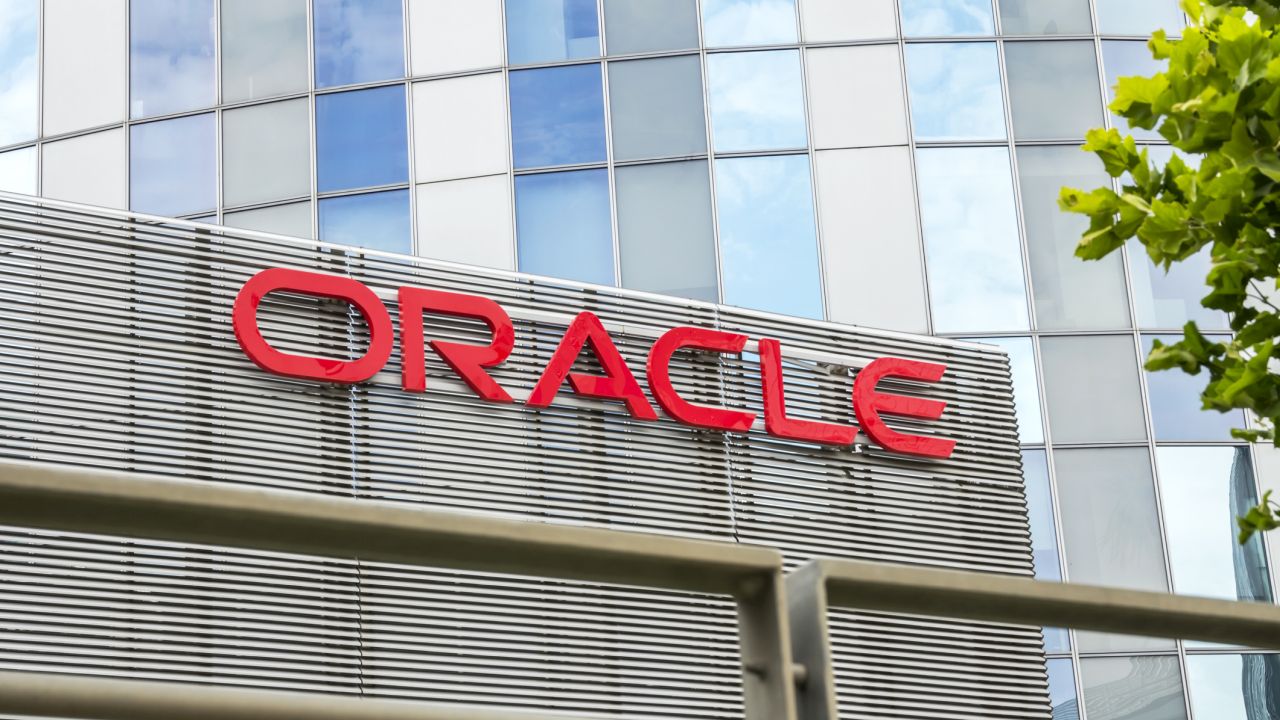 „Днес е последният ви работен ден“: Oracle съкращава хиляди служители с имейл в 6 сутринта