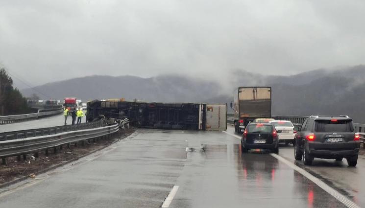 с - ХАОС НА ПЪТЯ: Тир се обърна на магистрала 