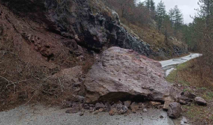 Огромна скална маса падна върху пътя между селата Белица и Загражден
