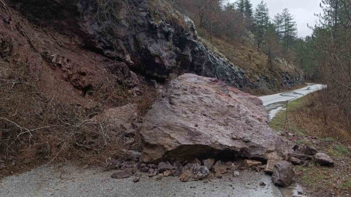 Огромна скална маса падна върху пътя между селата Белица и Загражден