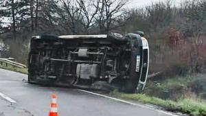 преобърнат бус