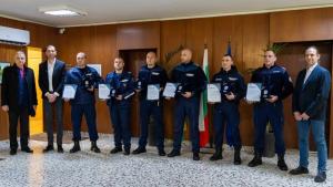 Наградиха полицаите спасили детето в Ямбол