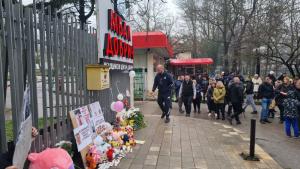 мирно бдение пред болницата в Добрич заради смъртта на дете