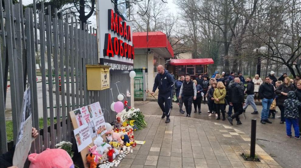 Протестно бдение пред болницата в Добрич след смъртта на 4-годишно дете