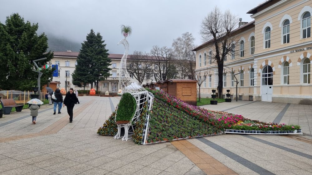 Празничната украса за Великден във Враца