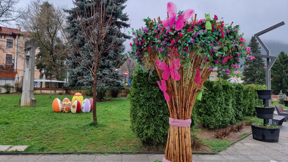 Празничната украса за Великден във Враца