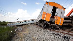 дерайлирал влак