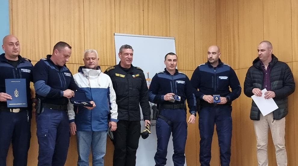 Вътрешният министър и и.д. главен секретар на МВР наградиха полицаите, спасили детето в Ямбол