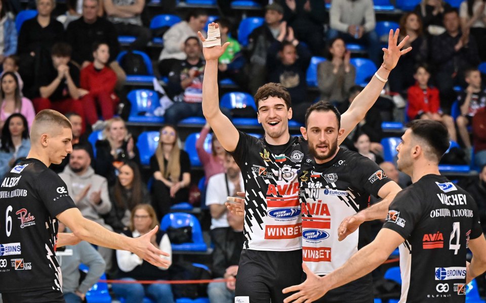 Локомотив Авиа надви категорично Нефтохимик в първия мач от 1/2-финалите