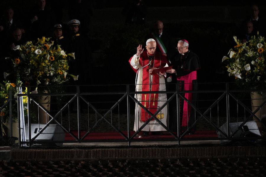<p>Папа Лъв Четиринадесети носеше кръста по целия Кръстен път на Римския Колизеум на католическия Разпети петък, като стана първият предстоятел на римокателическата църква от десетилетия насам, който минава по всички 14 спирки, предаде Асошиейтед прес.</p>