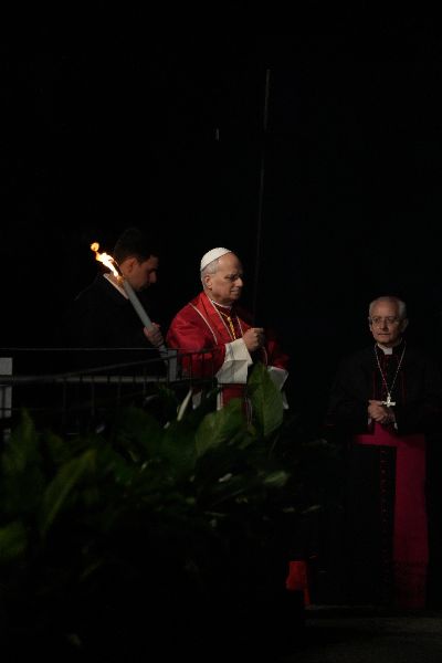 <p>Папа Лъв Четиринадесети носеше кръста по целия Кръстен път на Римския Колизеум на католическия Разпети петък, като стана първият предстоятел на римокателическата църква от десетилетия насам, който минава по всички 14 спирки, предаде Асошиейтед прес.</p>