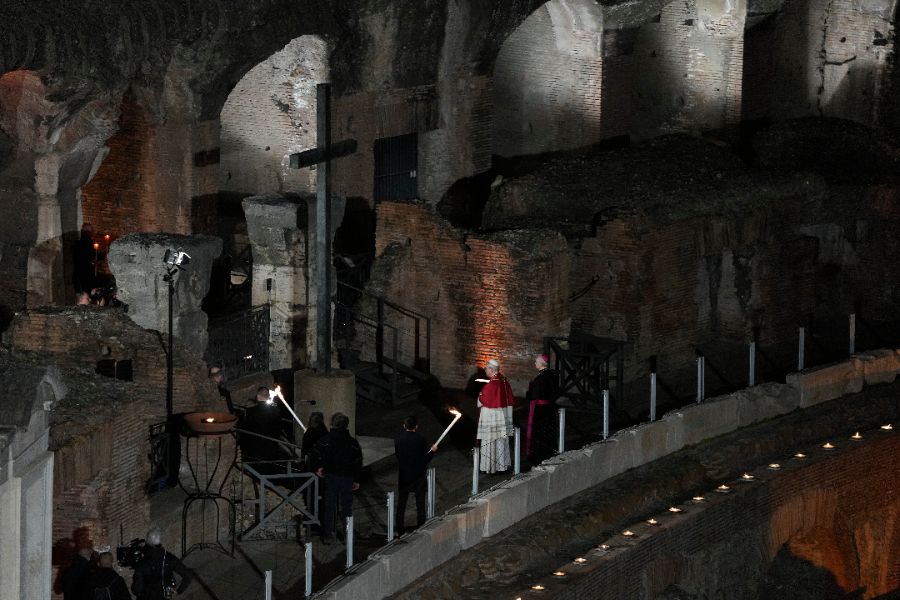 <p>Папа Лъв Четиринадесети носеше кръста по целия Кръстен път на Римския Колизеум на католическия Разпети петък, като стана първият предстоятел на римокателическата църква от десетилетия насам, който минава по всички 14 спирки, предаде Асошиейтед прес.</p>