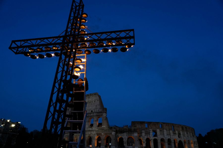 <p>Папа Лъв Четиринадесети носеше кръста по целия Кръстен път на Римския Колизеум на католическия Разпети петък, като стана първият предстоятел на римокателическата църква от десетилетия насам, който минава по всички 14 спирки, предаде Асошиейтед прес.</p>