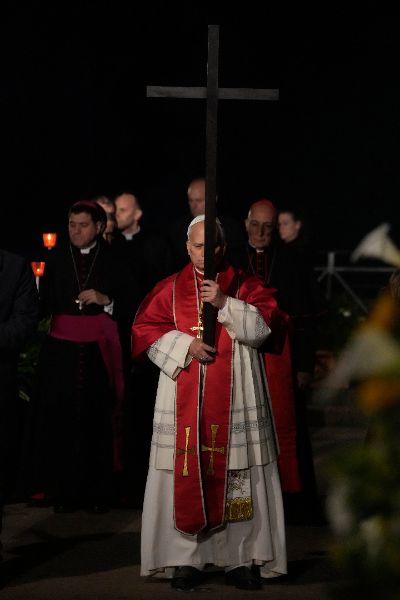 <p>Папа Лъв Четиринадесети носеше кръста по целия Кръстен път на Римския Колизеум на католическия Разпети петък, като стана първият предстоятел на римокателическата църква от десетилетия насам, който минава по всички 14 спирки, предаде Асошиейтед прес.</p>